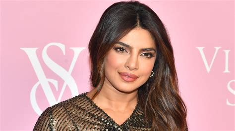 Priyanka Chopra sublime en lingerie apparente sous une robe